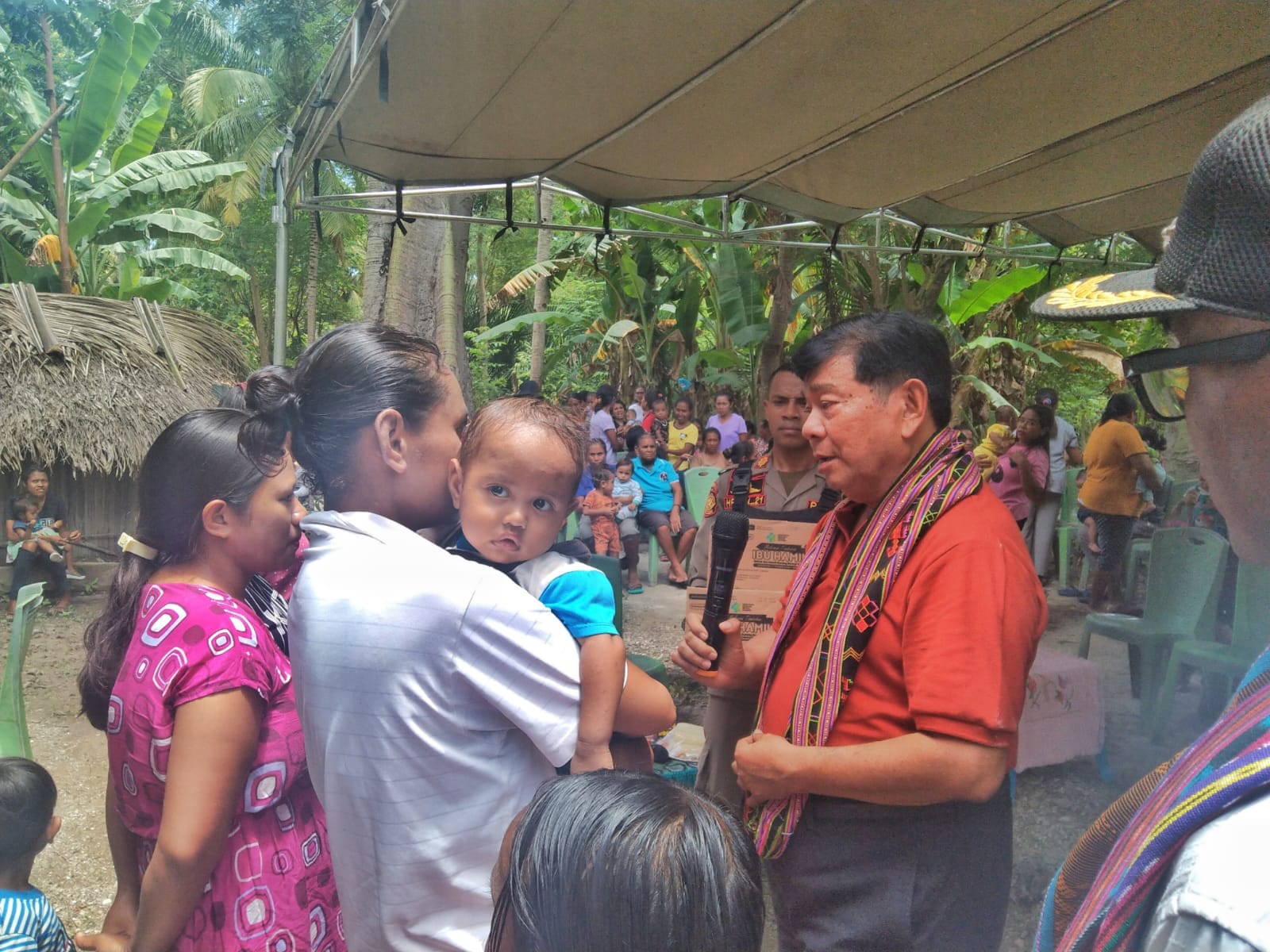 Wakil Bupati Kupang Jerry Manafe memantau kegiatan penimbangan bayi di Desa Oli'o Kecamatan Kupang Timur.