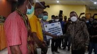 Bupati Kupang Korinus Masneno secara simbolis menyerahkan bantuan dana stimulan Seroja pada tahun 2022 lalu.