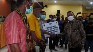Bupati Kupang Korinus Masneno secara simbolis menyerahkan bantuan dana stimulan Seroja pada tahun 2022 lalu.