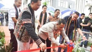 Bupati Manggarai Heribertus Nabit (tengah) didampingi Direktur Utama Bank NTT, Harry Alexander Riwu Kaho (kiri) serta Pimpinan Bank NTT Cabang Ruteng, Jemmi Romi D. Radjalangu saat meresmikan ATM bagi kaum disabilitas di Ruteng.