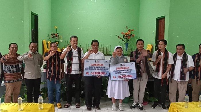 SERAHKAN-CSR-DI-RUTENG Direktur Utama (Dirut) Bank NTT Harry Alexander Riwu Kaho melalui Bupati Manggarai Herybertus GL Nabit menyerahkan bantuan CSR Bank NTT untuk Yayasan Karya Murni KSSY dan Yayasan Karya Bakti Panti Renceng Mose masing-masing Rp50 juta.