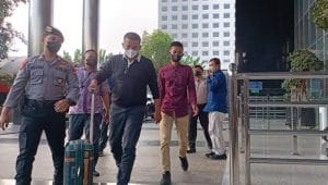 Tim penyidik KPK membawa sejumlah barang bukti dalam kasus OTT Bupati Meranti Muhammad Adil .