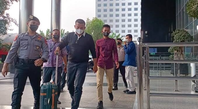 Tim penyidik KPK membawa sejumlah barang bukti dalam kasus OTT Bupati Meranti Muhammad Adil .
