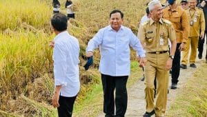 Presiden Joko Widodo (depan) bersama Menteri Pertahanan RI Prabowi Subianto (tengah) dan Gubernur Jawa Tengah Ganjar Pranowo. (Foto Sekneg)