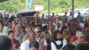 Warga Desa Pathau Kecamatan Amabi Oefeto Timur (AOT), Kabupaten Kupang, saat menerima kunjungan Gubernur NTT Viktor Bungtilu Laiskodat, Senin.