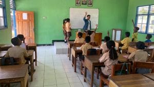 Seorang mahasiswa peserta KKN dari Universitas Katolik Widya Mandira Kupang sedang melakukan praktik mengajar di SD Nusikun Desa Naitimu Kecamatan Tasifeto Barat Kabupaten Belu.