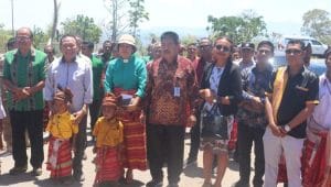 Jemaat Overa Fatululat Klasis Amfoang Selatan meluncurkan porgram Gereja Bersih Stunting dan Gereja Bersih Buruh Migran, Minggu (1/10-2023) bertempat di Gereja Overa Fatulutat Kecamatan Amfoang Tengah guna memerangi stunting dan mencegah kasus tindak pidana perdagangan orang. Foto Prokompim Setda Kabupaten Kupang.