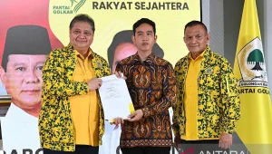 Ketua Umum Partai Golkar Airlangga Hartarto (kiri) didampingi Sekjen Lodewijk Freidrich Paulus (kanan) menyerahkan surat keputusan Rapimnas ke-2 Partai Golkar kepada Wali Kota Solo Gibran Rakabuming Raka di Kantor DPP Partai Golkar, Jakarta, Sabtu (21/10/23). Foto antara.