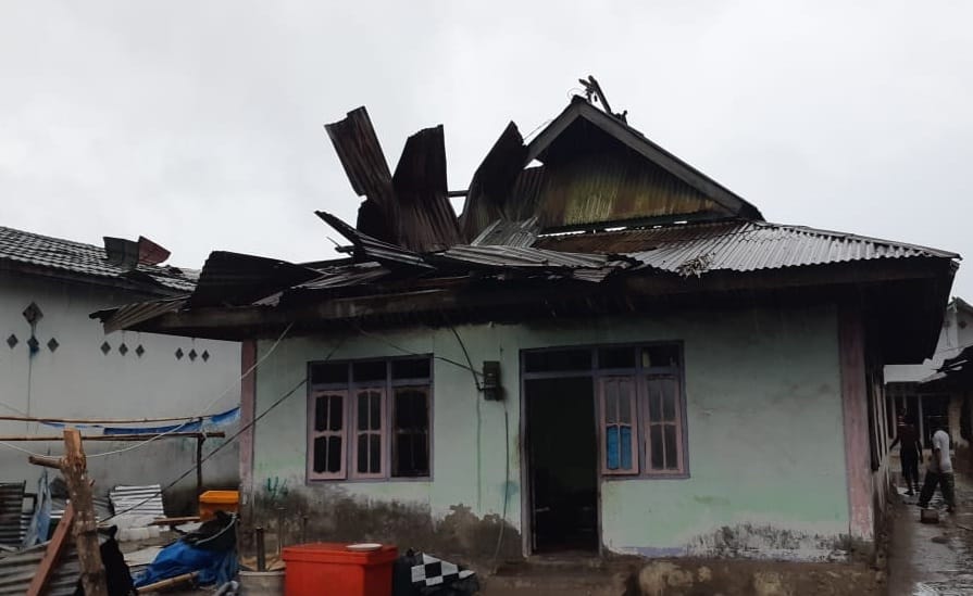 Puluhan rumah warga di Labuan Bajo, Kelurahan Kabir, Kecamatan Pantar Kabupaten Alor Provinsi Nusa Tenggara Timur rusak akibat terjangan angin puting beliung, Rabu (24/1/2024). Foto BPBD Kabupaten Alor.