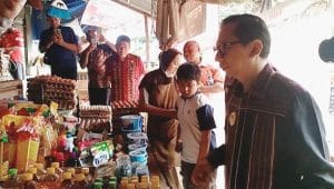 Penjabat (Pj) Gubernur Nusa Tenggara Timur Ayodhia G.L. Kalake didampingi Pj. Bupati Sikka Adrianus Firminus Parera, SE, M.Si pada Kamis (28/12/2023) pagi meninjau harga kebutuhan pokok di Pasar Alok.