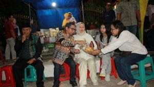 Penjabat Gubernur Nusa Tenggara Timur (NTT), Ayodhia G. L. Kalake bersama Bupati Sumba Barat, Yohanis Dade sempat mencicipi makan ringan hasil usaha UMKM di Sumba Barat (FOTO Administrasi Pimpinan Setda Provinsi NTT).
