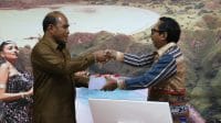 Penjabat Gubernur NTT, Ayodhia G.L. Kalake menyerahkan Dokumen Pelaksanaan Anggaran (DPA) Tahun 2024 kepada Kepala Dinas Pendidikan dan Kebudayaan NTT Linus Lusi (Foto Biro Administrasi Pimpinan Setda Provinsi NTT)