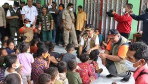 Deputi Bidang Logistik dan Peralatan (Logpal) Badan Nasional Penanggulangan Bencana (BNPB) Lilik Kurniawan saat meninjau kondisi warga terdampak bencana alam erupsi gunung berapi Lewotobi Laki-Laki di Kabupaten Flores Timur, Nusa Tenggara Timur, Kamis (4/1). FOTO HUMAS BNPB.