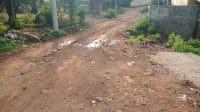 Kondisi jalan di RT5/RW2 Kelurahan Naimata yang diaspal hingga saat ini. (Foto Ade)