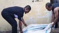 Sejumlah warga mengevakuasi jenasah yang ditemukan di Pantai Kupang, Minggu,