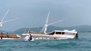 Kapal wisata Alfathran yang ditumpangi wisatawan asal Belanda tengelam setelah menabrak karang di perairan Nanga Bide, Tanjung Batu Putih,Kabupaten Manggarai Barat, Kamis (4/1/2024).