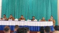 Penjabat Wali Kota Kupang Fahrensy Priestley Funay (ketiga dari kiri) saat memberikan keterangan kepada wartawan di Kota Kupang, Senin (8/1/2024). Foto MEDIASINTT.COM/SRIDIN