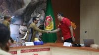 Penjabat Gubernur NTT, Ayodhia G.L. Kalake sedang menyalami Pater Yulius Yasinto salah satu penguji kompetensi para pimpinan tinggi pratama lingkup Pemerintah Provinsi NTT, Selasa. Foto Biro Administrasi Pimpinan Setda Provinsi NTT.