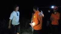 Dua orang wisatawan asal Swedia nekat beriwisata di kaki Gunung Lewotobi Laki-Laki Kabupaten Flores Timur yang sedang mengalami erupsi. (Foto HO-Basarnas Maumere)