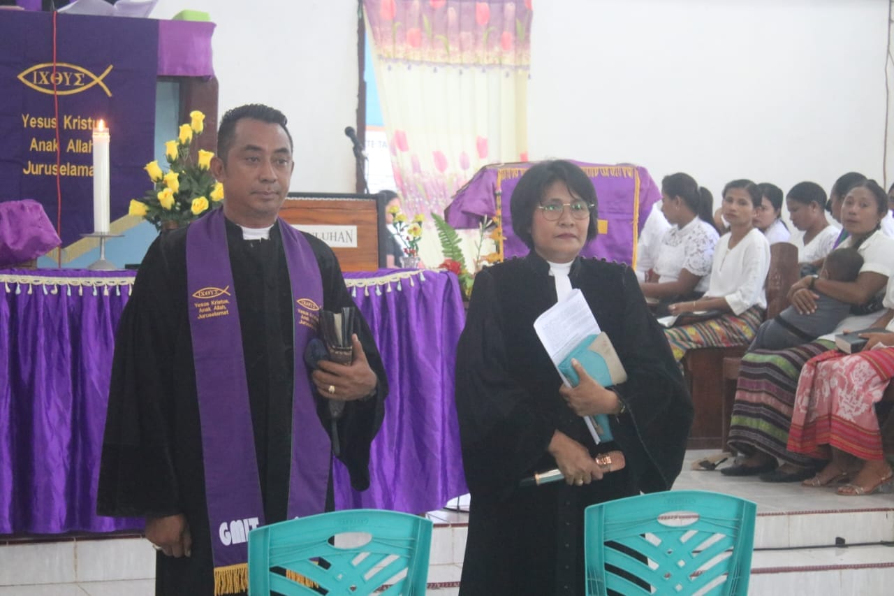 deta 1 Pdt. Ni Suwerti Srikarnase Ralahallo, S.Th (kanan) ditetapkan sebagai Ketua Majelis Jemaat (KMJ) Majelis Klasis Fatuleu Barat, Kabupaten Kupang mengantikan Pdt. Viktor N. Toto, S.Th (kiri) Foto/HO Prokopim Setda Kabupaten Kupang.