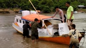 Perjuangan petugas kepolisian dalam mengawal distribusi logistik Pemilu ke Tempat Pemungutan Suara (TPS) di Kabupaten Manggarai Barat, NTT. (Foto Humas Polres Mabar)