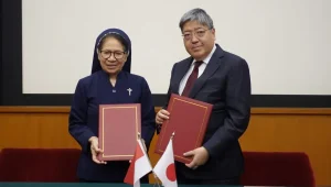 Duta Besar Jepang untuk Indonesia Masaki Yasushi (kanan) dan perwakilan penerima Hibah Grassroots untuk Keamanan Manusia dalam acara penandatanganan kontrak bantuan hibah di Kedubes Jepang, Jakarta, Kamis .MEDIASI NTT.COM -HO-Kedubes Jepang.