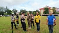 Wakapolda NTT, Brigjen Pol Awi Setiyono menyematkan pita sebagai tanda dimulainya Operasi Keselamatan Turangga TA 2024 di Provinsi Nusa Tenggara Timur, Sabtu. Foto MEDIASI NTT.COM/BENY.