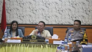 Kapolres Kupang AKBP Anak Agung Gde Anom Wirata (kanan) saat mengikuti Rapat Evaluasi Gerakan Orangtua Asuh (GOTA) Balita Stunting di Kabupaten Kupang Tahun 2023 dan Penetapan Keberlanjutan Gerakan Orangtua Asuh Balita Stunting di Kabupaten Kupang Tahun 2024, Kamis, (21/3/2024). Foto Prokopim Setda Kabupaten Kupang.