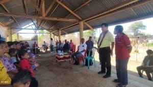 Wakil Bupati Kupang, Jerry Manafe saat melihat secara langsung kegiatan penanganan stunting di Pulau Semau. Foto Prokopim Setda Kabupaten Kupang.