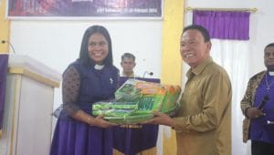 Bupati Kupang Korinus Masneno (kanan) saat mengikuti sidang Klasis ke XI, Selasa (27/2-2024) bertempat di GMIT Kalvari Uel. Foto Prokompim Setda Kabupaten Kupang.