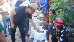 Penjabat Bupati Kupang Alexon Lumba melakukan blusukan ke Pasar Lili Kecamatan Fatuleu, Sabtu (20/4-2024) dalam rangka memantau harga pasar dalam mengantisipasi Inflasi di Kabupaten Kupang. Foto Prokopim Setda Kabupaten Kupang.