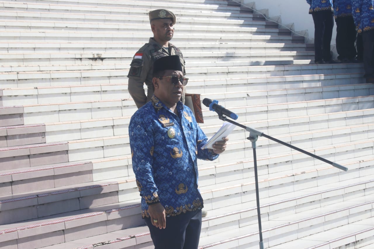 Pj.Bupati Kupang Alexon Lumba memipin upacara apel Kesadaran yang berlangsung di halaman Kantor Bupati Kupang di Oelamasi, Rabu (17/4/2024). Foto Prokopim Setda Kabupaten Kupang.