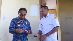 Pj.Bupati Kupang Alexon Lumba (kiri) melakukan pengecekan karcis retribusi galian C di Kabupaten Kupang, Rabu (17/4/2024). Foto Prokopim Setda Kabupaten Kupang.