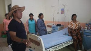 Penjabat Bupati Kupang Alexon Lumba melakukan melakukan kunjungan kerja ke tiga puskesmas di Kabupaten Kupang, Sabtu (20/4-2024) dalam rangka memantau kegiatan pelayanan kesehatan bagi warga daerah itu. Foto Prokopim Setda Kabupaten Kupang.