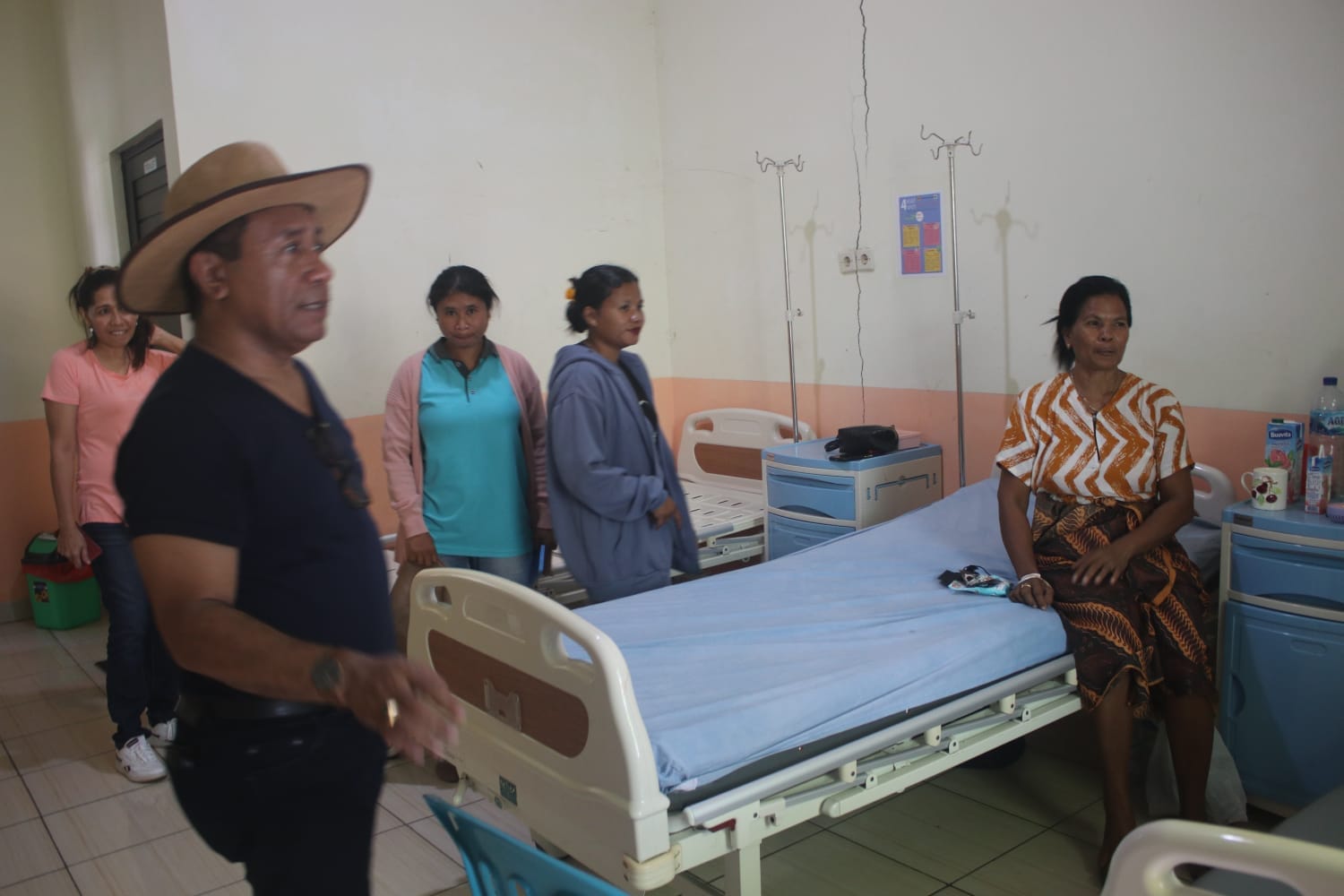 PUSKESMAS Penjabat Bupati Kupang Alexon Lumba melakukan melakukan kunjungan kerja ke tiga puskesmas di Kabupaten Kupang, Sabtu (20/4-2024) dalam rangka memantau kegiatan pelayanan kesehatan bagi warga daerah itu. Foto Prokopim Setda Kabupaten Kupang.