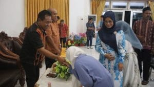 Pj Bupati Kupang Alexon Lumba (kiri) yang baru dilantik PJ Gubernur Nusa Tenggara Timur Ayodhia Kalake mengelar kegiatan buka puasa bersama umat muslim Kabupaten Kupang, Selasa (9/4) petang. Foto HO- Prokopim Setda Kabupaten Kupang.
