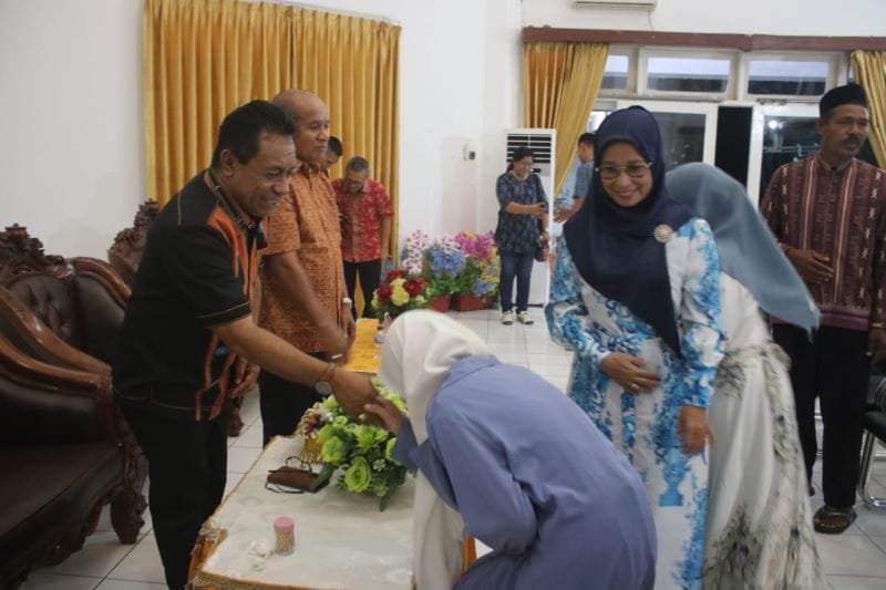 buka 1 Pj Bupati Kupang Alexon Lumba (kiri) yang baru dilantik PJ Gubernur Nusa Tenggara Timur Ayodhia Kalake mengelar kegiatan buka puasa bersama umat muslim Kabupaten Kupang, Selasa (9/4) petang. Foto HO- Prokopim Setda Kabupaten Kupang.