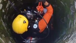 Tim SAR Kantor Pencarian dan Pertolongan Kupang melakukan evakuasi terhadap Amos Usat Nes (31) warga Kelurahan Maubeli, Kecamatan Kota Kefamenanu, Kabupaten Timor Tengah Utara Provinsi Nusa Tenggara Timur yang jatuh dalam sumur dengan kedalama 15 meter. Foto HO-Humas Basarnas Kupang