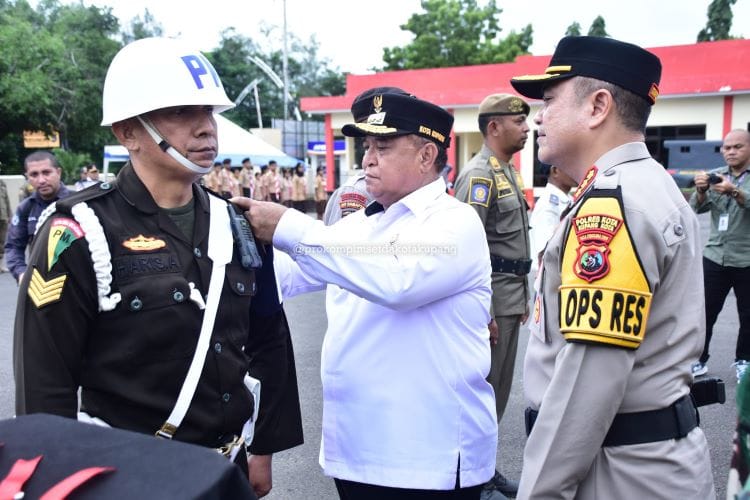 Penjabat Wali Kota Kupang Fahrensy Priestley Funay pimpin apel gelar pasukan operasi Turangga 2024 guna memastikan kesiapan dalam pengamanan arus mudik dan liburan lemabaran 1445 Hikriah di Markas Polres Kupang Kota, Rabu. Foto HO- Prokopim Setd Kota Kupang.
