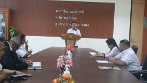 Bupati Kupang Korinus Masneno menyerahkan Laporan Keuangan Pemerintah Daerah (LKPD) TA 2023kepada Kepala BPK RI Perwakilan NTT Slamet Riyadi di Kantor Badan Pemeriksa Keuangan RI Perwakilan NTT di Kota Kupang, Selasa. Foto Prokopim Setda Kabupaten Kupang.