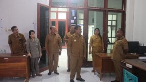 Penjabat Bupati Kupang, Alexon Lumba melakukan inspeksi mendadak (Sidak) ke organisasi perangkat daerh (OPD) guna memastika pegawai di wilayah setempat masuk bekerja usai liburan lebaran Idul Fitri 1445 Hijriah, Selasa (16/4) Foto HO-Prokopim Setda Kabupaten Kupang.