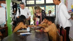 Minister Consellor Department of Foreign Affairs and Trade (DFAT), Kedutaan Besar Australia di Jakarta, Madeleine Moss (tengah) bersama Design Team Leader Robin Davies mengunjungi Sekolah Abdi Kasih Bangsa (SAKB) Kupang, Provinsi Nusa Tenggara Timur yang merupakan sekolah binaan lembaga Inovasi Untuk Anak Sekolah Indonesia (INOVASI) di NTT, Rabu (8/5). Foto MEDIASI NTT.COM/BEN