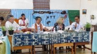 INOVASI 5 Kepala Dinas Pendidikan dan Kebudayaan Provinsi Nusa Tenggara TimurAmbrosius Kodo (kanan ) saat pertemuan bersama Minister Consellor Department of Foreign Affairs and Trade (DFAT), Kedutaan Besar Australia, Madeleine Moss (kedua dari kanan) dan Design Team Leader Robin Davies (kiri) saat mengunjungi Sekolah Abdi Kasih Bangsa (SAKB) Kupang, Provinsi Nusa Tenggara Timur, Rabu (8/5/2024). Foto/ MEDIASI NTT.COM/BEN