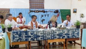 Kepala Dinas Pendidikan dan Kebudayaan Provinsi Nusa Tenggara TimurAmbrosius Kodo (kanan ) saat pertemuan bersama Minister Consellor Department of Foreign Affairs and Trade (DFAT), Kedutaan Besar Australia, Madeleine Moss (kedua dari kanan) dan Design Team Leader Robin Davies (kiri) saat mengunjungi Sekolah Abdi Kasih Bangsa (SAKB) Kupang, Provinsi Nusa Tenggara Timur, Rabu (8/5/2024). Foto/ MEDIASI NTT.COM/BEN