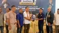 andre garu Bakal Calon Gubernur NTT Andre Garu (keempat dari kanan) saat mendaftarkan diri sebagai calon Gubernur NTT ke DPW Prtai Nasdem NTT, Senin diterima oleh sejumlah pengurus DPW Partai Nasdem seperti Viktor Lerik, Haji Indra Harun. Foto Mediasi NTT.Com/Ben.