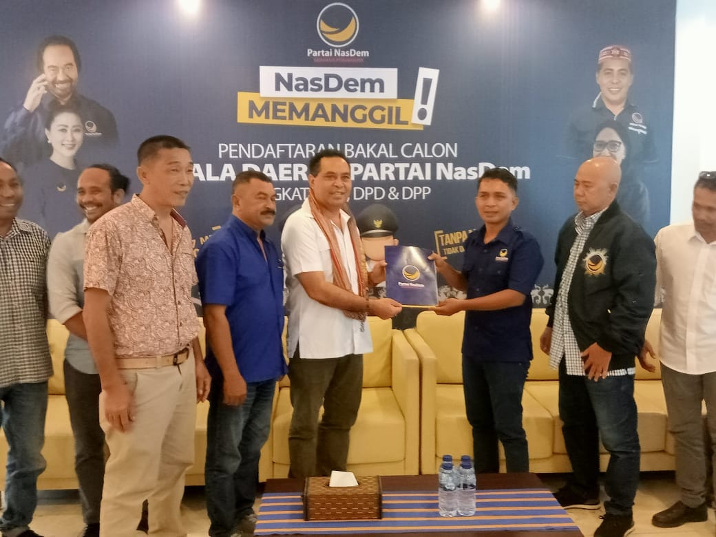 Bakal Calon Gubernur NTT Andre Garu (keempat dari kanan) saat mendaftarkan diri sebagai calon Gubernur NTT ke DPW Prtai Nasdem NTT, Senin diterima oleh sejumlah pengurus DPW Partai Nasdem seperti Viktor Lerik, Haji Indra Harun. Foto Mediasi NTT.Com/Ben.