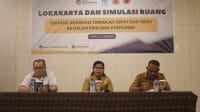 Plt. Sekda Kabupaten Kupang, Novita Foenay (tengah) membuka kegiatan lokakarya tinjauan terhadap dokumen rencana kontijensi ancaman cuaca ekstrem Kabupaten Kupang, dan pelaksanaan simulasi ruang dilakukan Yayasan ADRA Indonesia di Kupang, Senin, (27/5/2024). Foto Prokopim Setda Kabupaten Kupang.