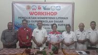 Dua pegiat literasi NTT, Polikarpus Do (Ketua Forum Gerakan Literasi NTT) dan Antonius Kapitan (Pengurus Forum Taman Bacaan Masyarakat (FTBM) Provinsi NTT) menjadi narasumber dalam kegitan penguatan literasi bagi para guru SD di Kabupaten Kupang.