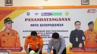 Penandatanganan kerjasama dilakukan Kepala Kantor Pencarian dan Pertolongan Kelas A Kupang I Putu Sudayana, S.E., M.A.P. (kiri) dan Direktur Rumah Sakit Siloam Hospital Kupang, dr. Andreas Wijaya (kanan) berlangsung di Aula Kantor Pencarian dan Pertolongan Kupang, Senin (20/5). Foto Humas Basarnas Kupang.