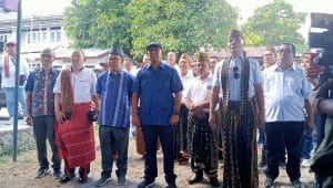 Pasangan Orias Petrus Moedak (keempat dari kiri) dan Sebastian Salang (ketiga dari kiri) saat datang mendaftarkan diri ke Dewan Pimpinan Daerah (DPD) Partai Demokrat Provinsi Nusa Tenggara Timur sebagai pasangan bakal calon gubernur dan bakal calon wakil gubernur pada pilkada 2024, Selasa (14/5/2024). Foto MEDIASI NTT.COM/BEN